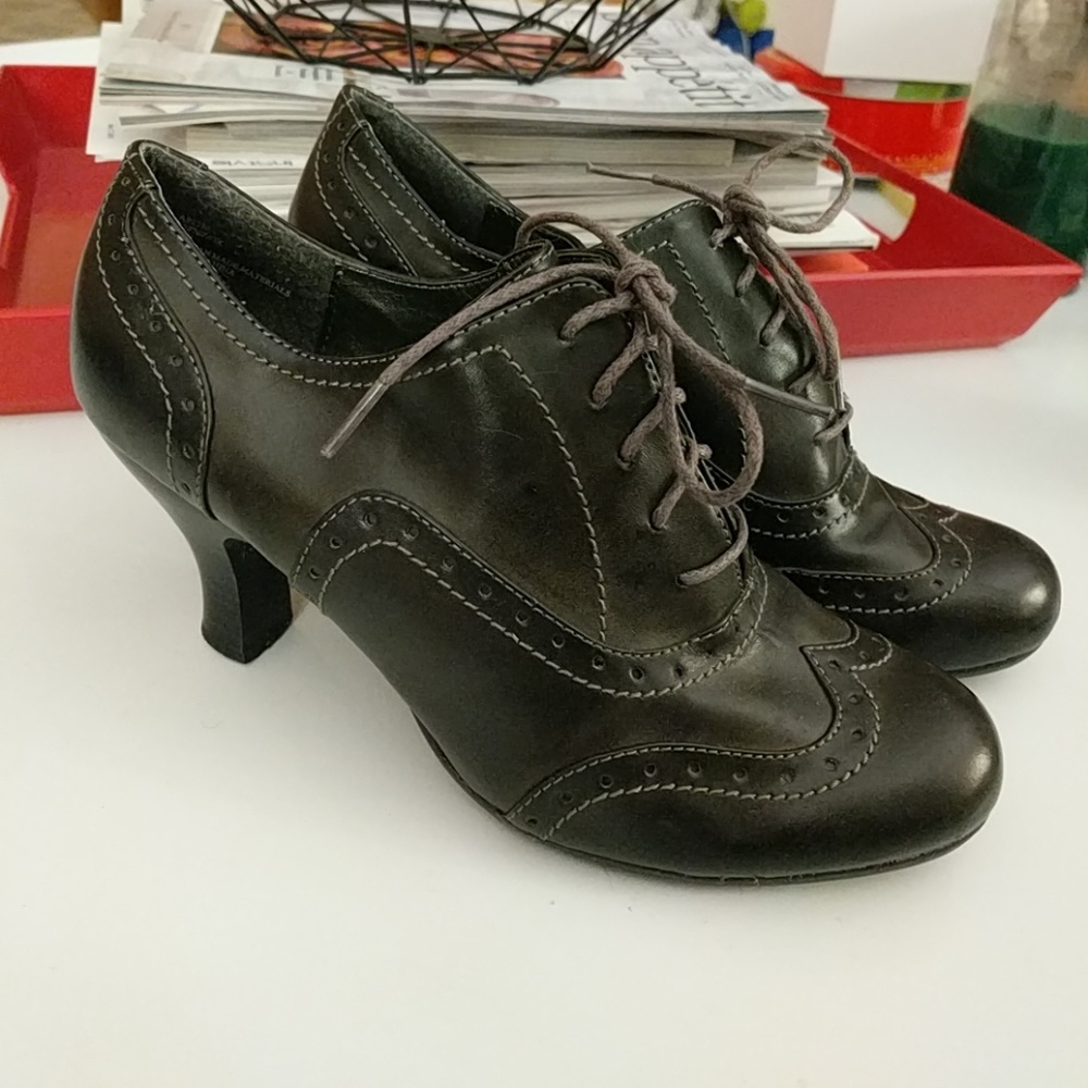 Rialto gray heeled leather oxfords